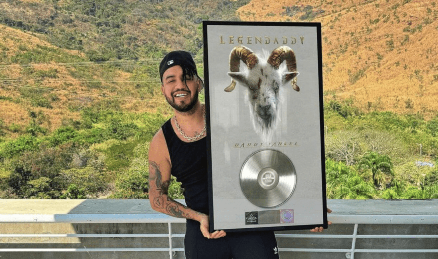 Reggi El Auténtico recibe Disco platino por su trabajo con el Big Boss